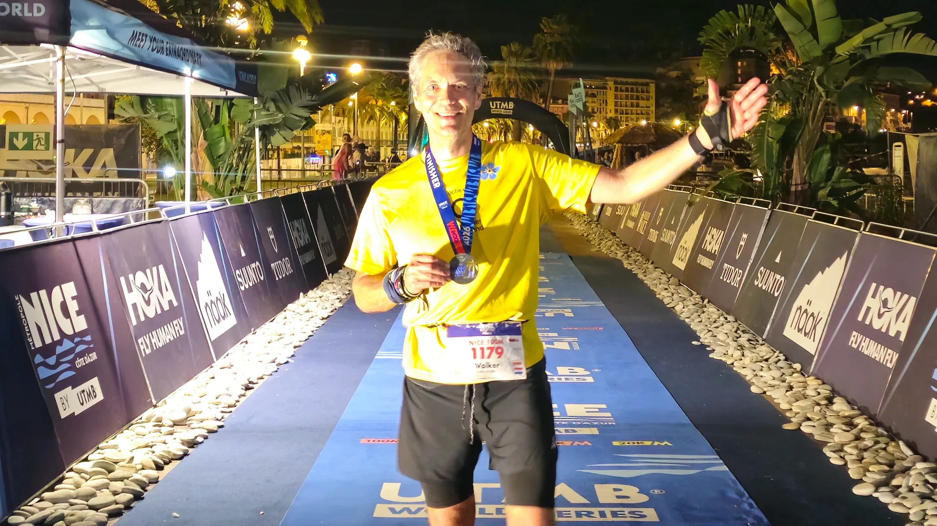 Volker met zijn finishmedaille op de boulevard in Nice na de Nice 100M