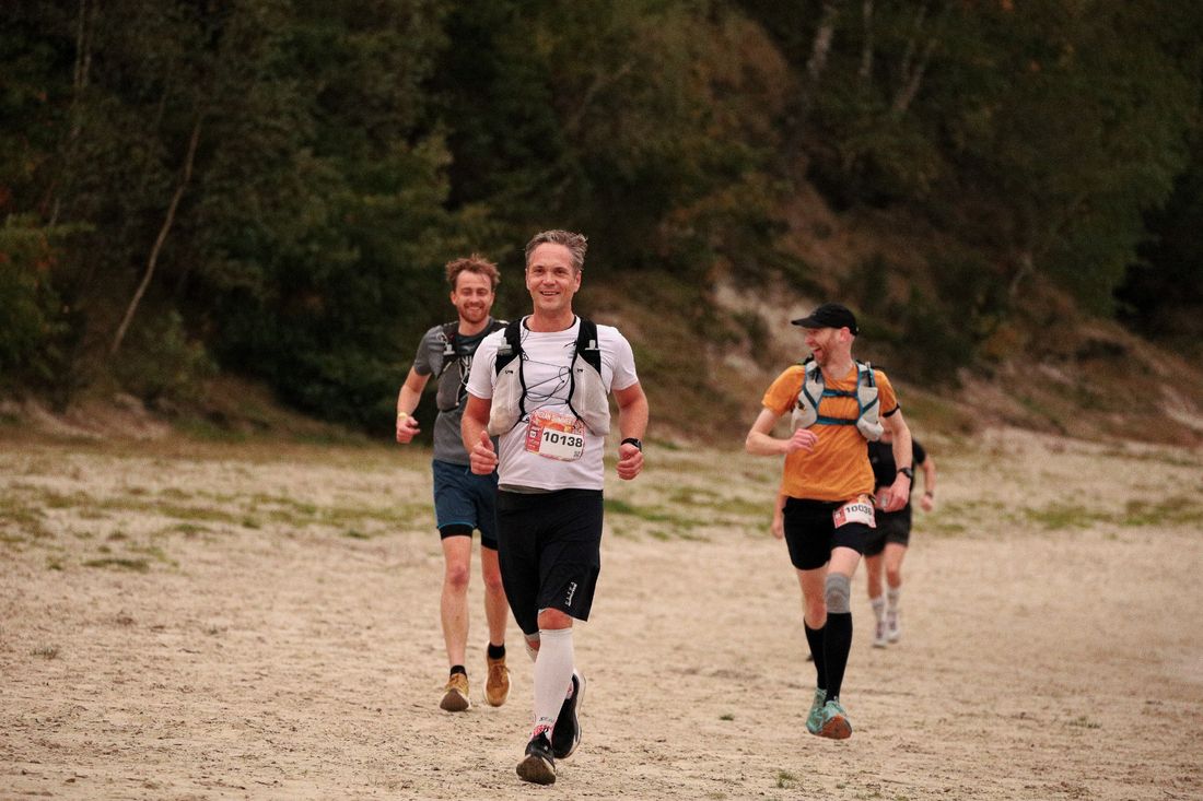 Volker tijdens de Indian Summer Ultra 2025 op weg naar de finish