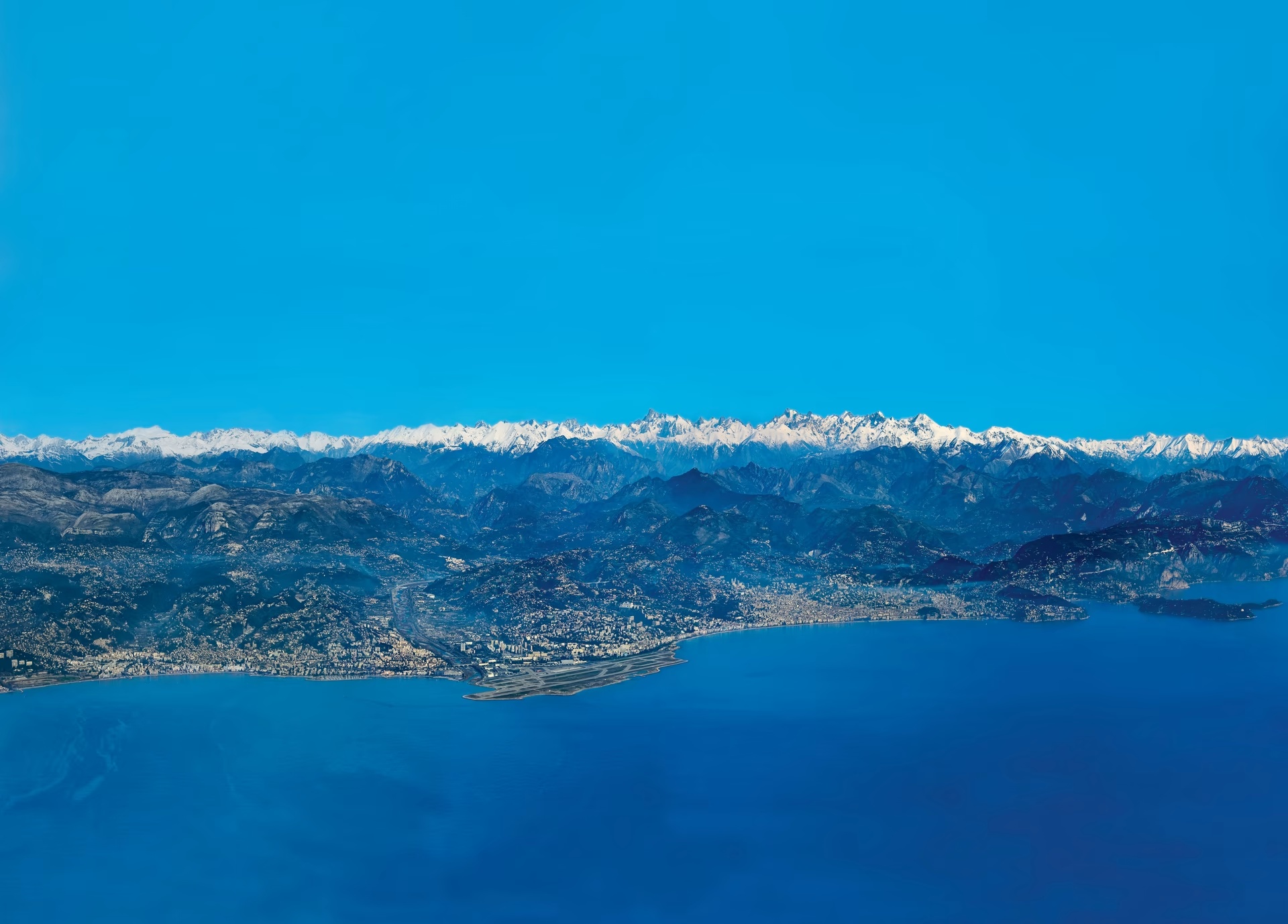 Luchtbeeld van Nice, de Middellandse Zee en de besneeuwde Alpen