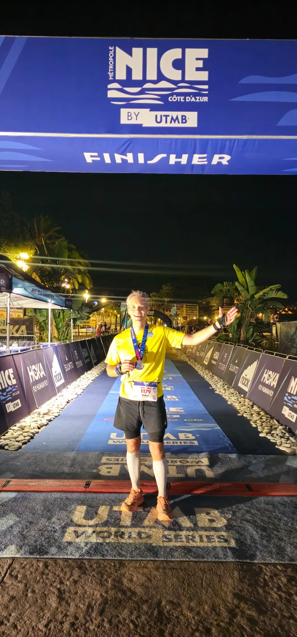 Volker met zijn medaille onder de finishboog van de Nice 100M, na 169,6 kilometer in 38:18:45